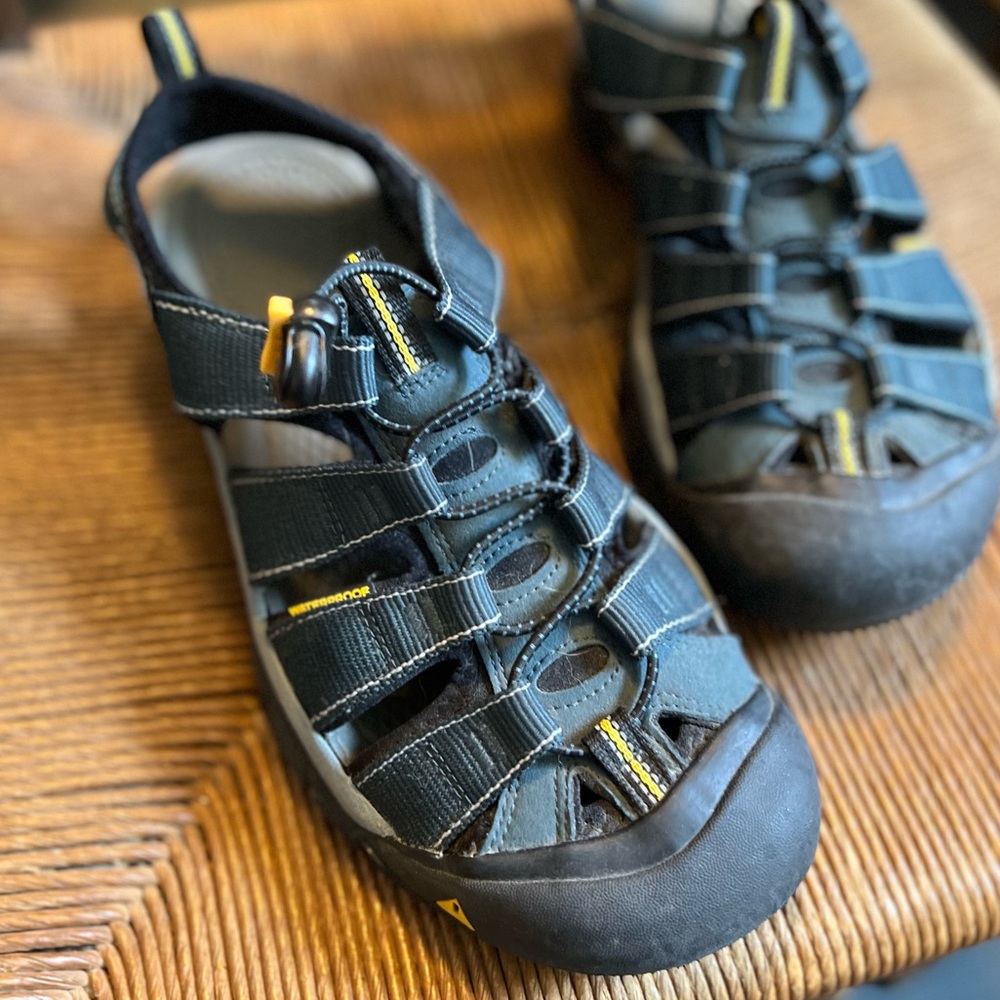 KEEN - Men’s Newport sandal blue, size 9.5. Excellent used condition!